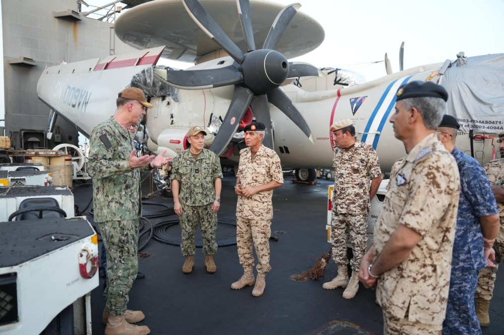 رئيس هيئة الأركان يزور حاملة الطائرات سفينة "يو إس إس نيمتز" التابعة لسلاح البحرية الأمريكية