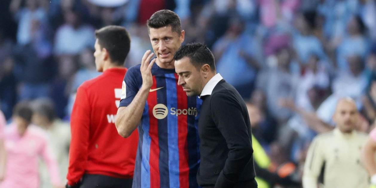 ليفاندوفسكي يثني على دور تشافي في إعادة برشلونة للمسار الصحيح