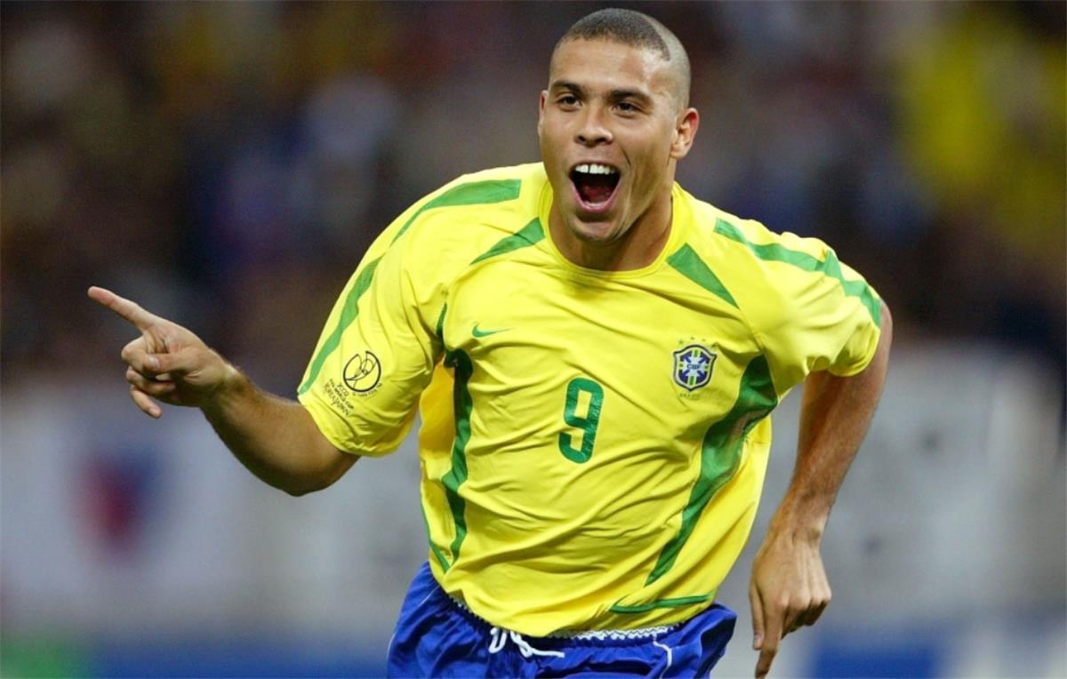 القميص رقم 9.. أساطير الكرة العالمية يتصدرهم رونالدو نازاريو