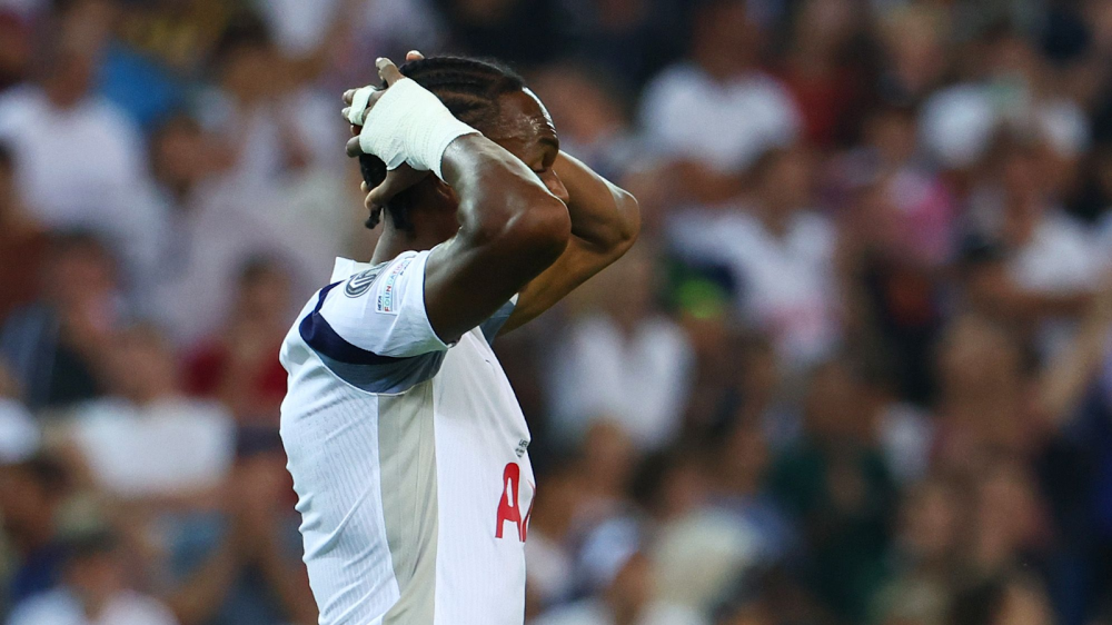 توتنهام يدعم ماتيس تيل بعد إهداره ركلة جزاء حاسمة أمام باريس في السوبر الأوروبي