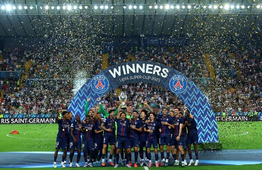 باريس سان جيرمان يحتفل بلقب السوبر الأوروبي وديمبلي يوجه رسالة قوية