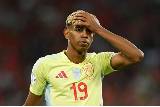 لامين يامال يشعل السوشيال ميديا بظهور دعائي استثنائي