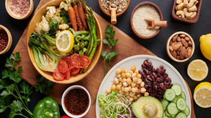 5 أطعمة تساعد على تحسين الهضم وتعزيز صحة الأمعاء