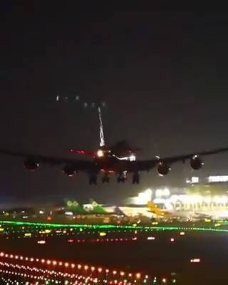 اصطدام محرك طائرة شحن &laquo;بوينغ 747-8F&raquo; أثناء هبوطها بتايوان