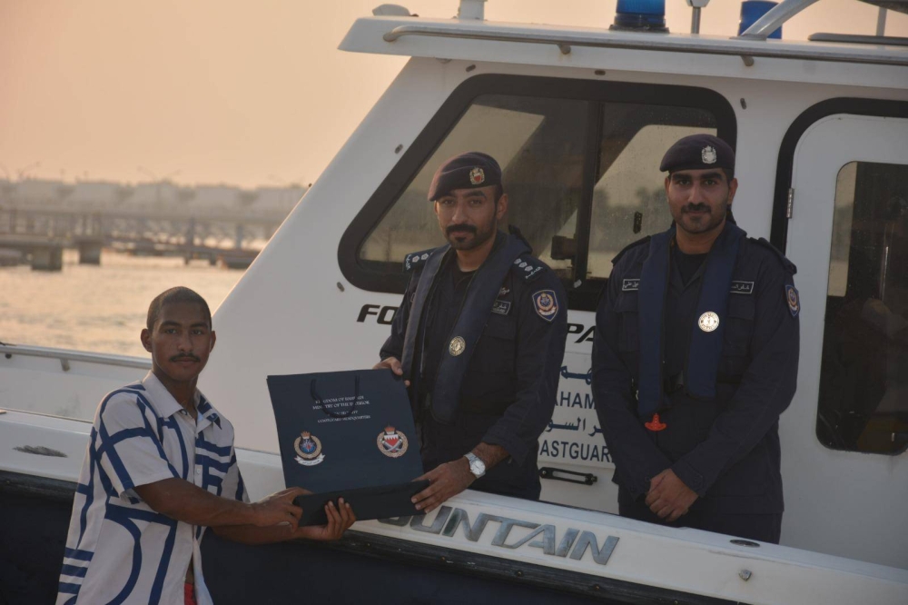 قيادة خفر السواحل تنظم حملة توعوية في درة البحرين
