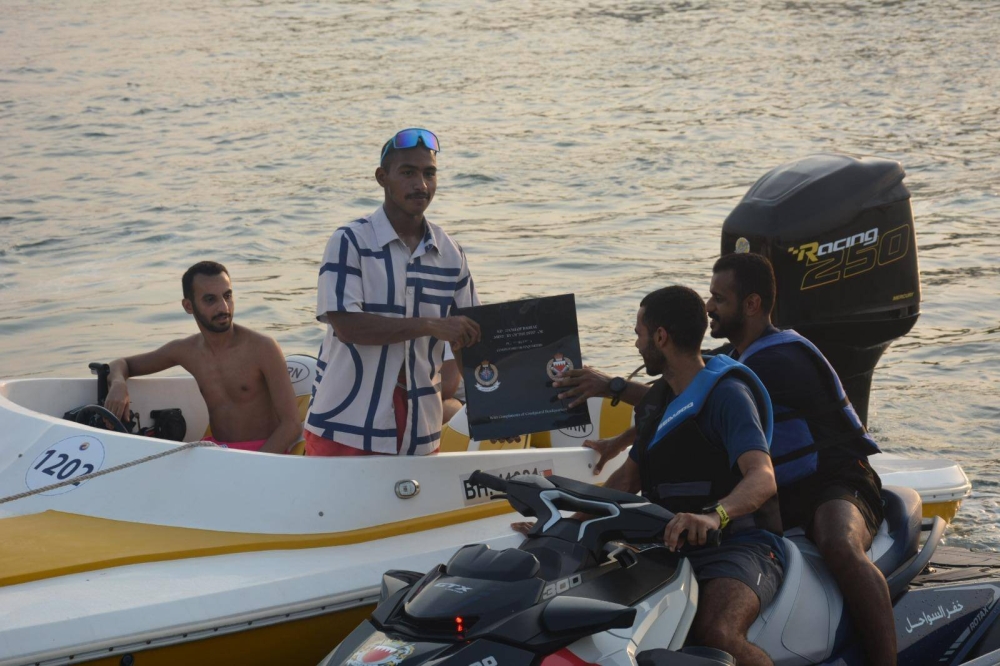 قيادة خفر السواحل تنظم حملة توعوية في درة البحرين