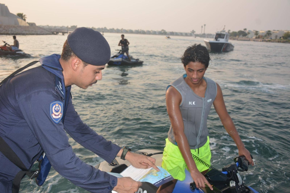قيادة خفر السواحل تنظم حملة توعوية في درة البحرين