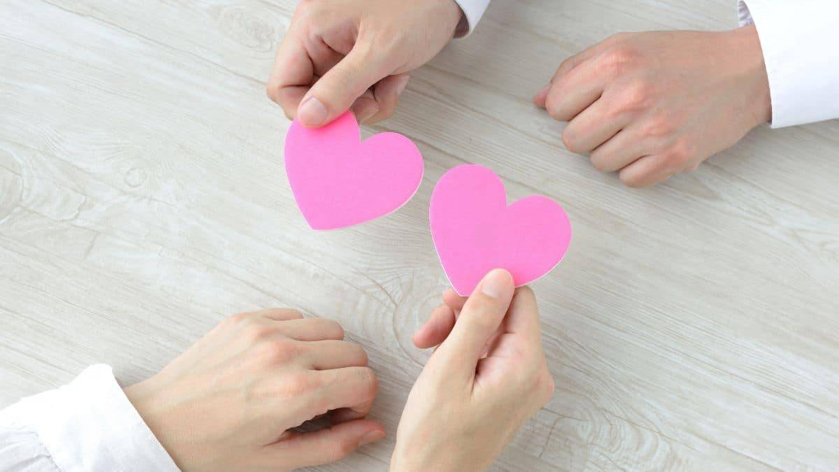 إظهار الحب والثناء.. خُلق نبوي وسر السعادة الأسرية