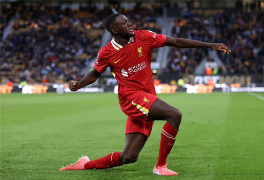 ليفربول يعزز دفاعه بضم ليوني ويبدأ مفاوضات تجديد كوناتي