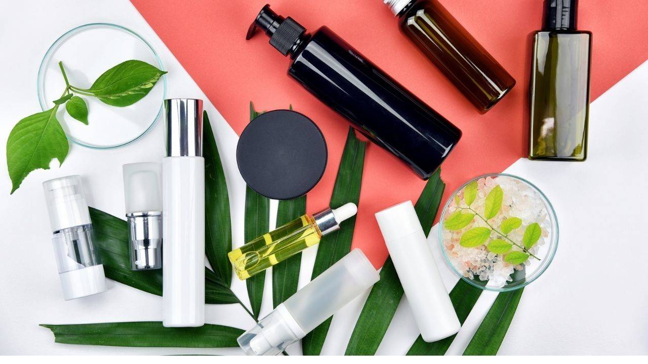 قبل وضع المكياج.. المخاطر الخفية لمستحضرات التجميل وكيفية استخدامها بأمان