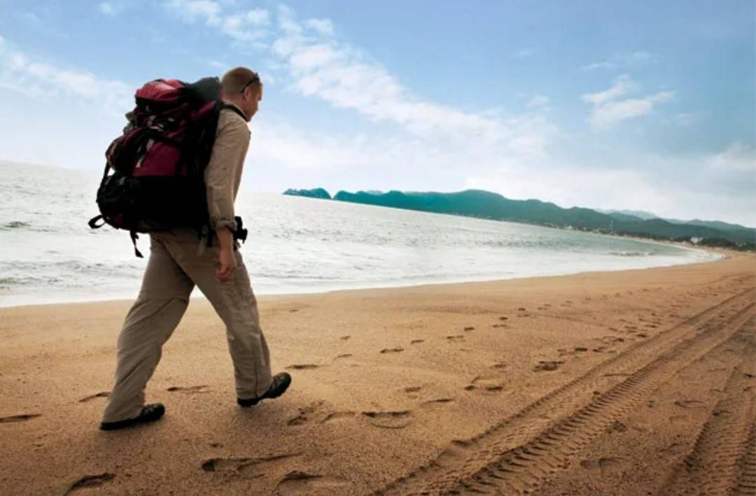 بدأ رحلته منذ 1998.. بريطاني يسافر حول العالم سيرًا على الأقدام