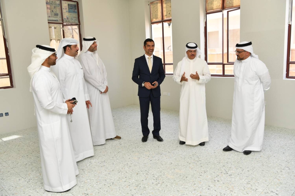وزير شؤون البلديات والزراعة ورئيس هيئة البحرين للثقافة والآثار يتفقدان سير العمل في مشروع ترميم المبنى التاريخي لشؤون البلديات المنامة