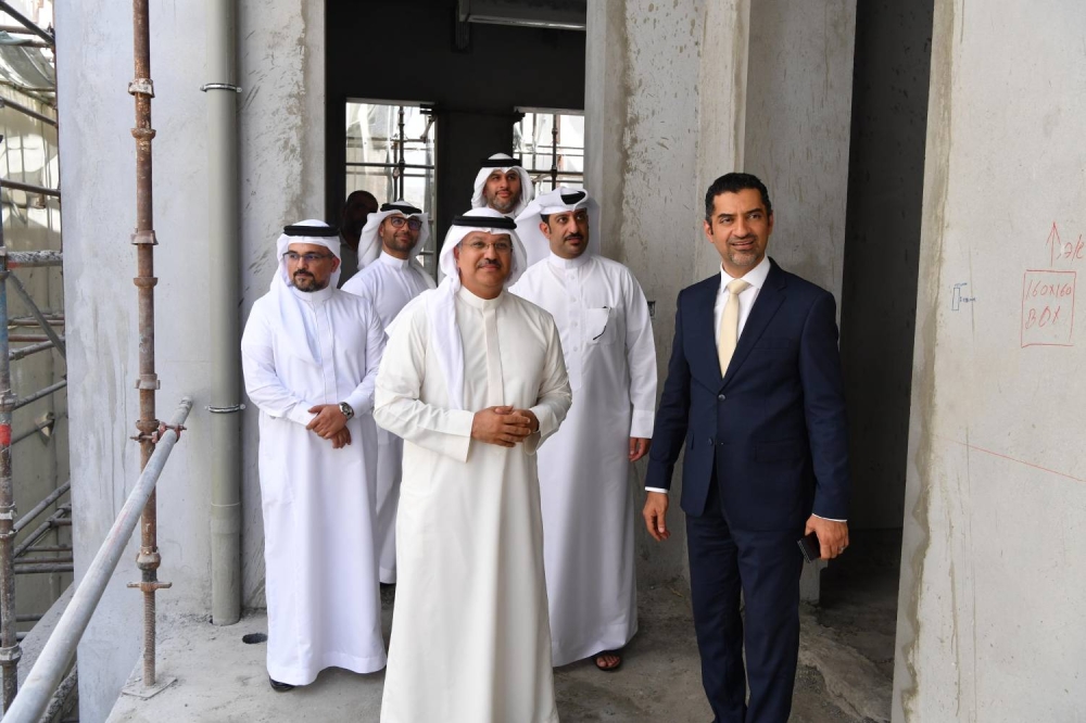وزير شؤون البلديات والزراعة ورئيس هيئة البحرين للثقافة والآثار يتفقدان سير العمل في مشروع ترميم المبنى التاريخي لشؤون البلديات المنامة