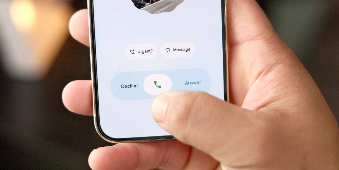 وداعًا للصورة الدائرية.. جوجل تطلق تجربة بصرية جديدة لشاشة المكالمات في تطبيق Phone