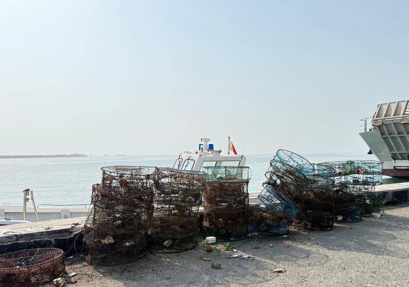 خفر السواحل:&nbsp;ضبط مصائد بحرية وشباك صيد مخالفة ضمن جهود حماية البيئة البحرية