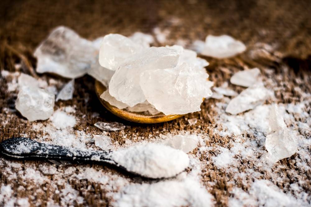 كيف تساعدك الشبة في العناية ببشرتك والحفاظ على نضارتها؟