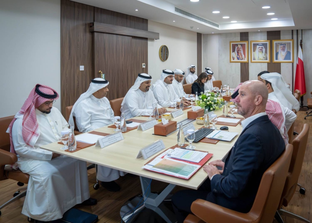 عيسى بن سلمان يزور وزارة شؤون البلديات والزراعة ووزارة الإعلام