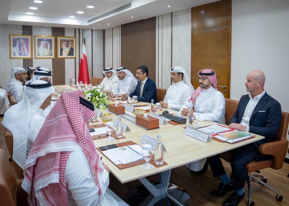 عيسى بن سلمان يزور وزارة شؤون البلديات والزراعة ووزارة الإعلام