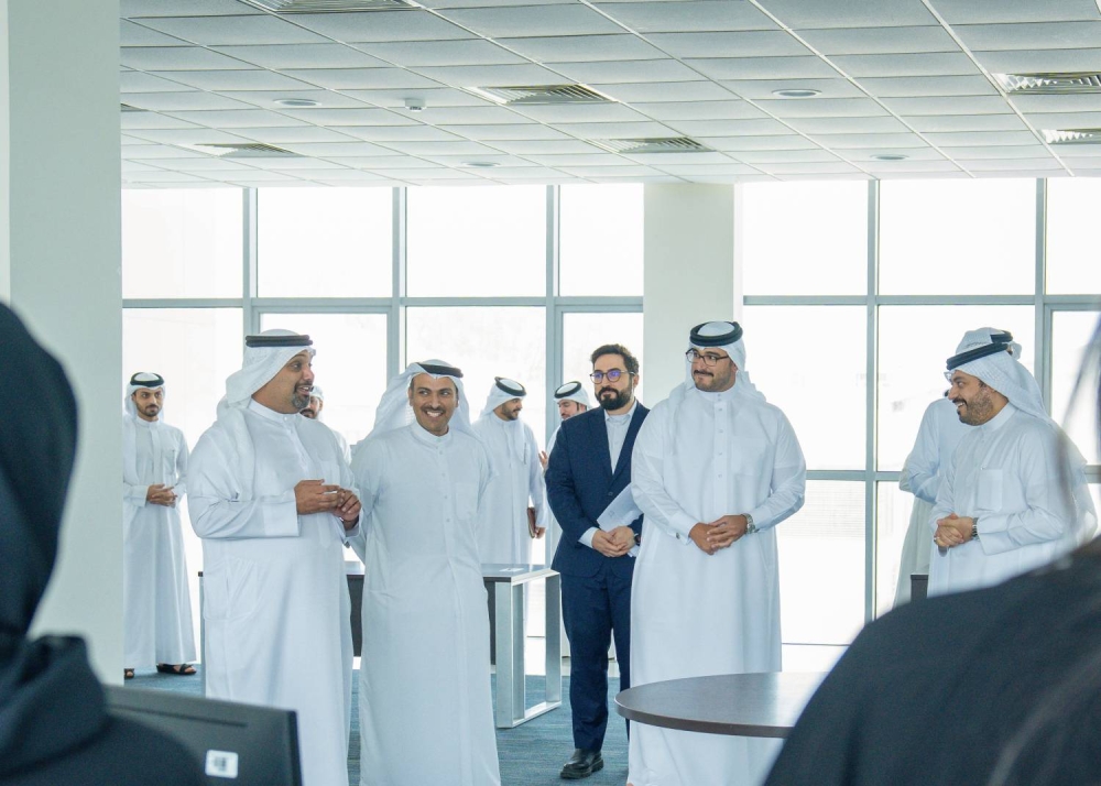 عيسى بن سلمان يزور وزارة شؤون البلديات والزراعة ووزارة الإعلام