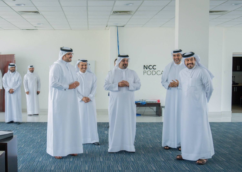 عيسى بن سلمان يزور وزارة شؤون البلديات والزراعة ووزارة الإعلام