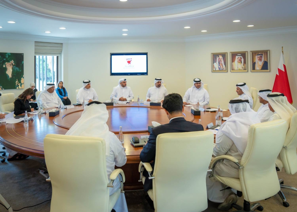 عيسى بن سلمان يزور وزارة شؤون البلديات والزراعة ووزارة الإعلام