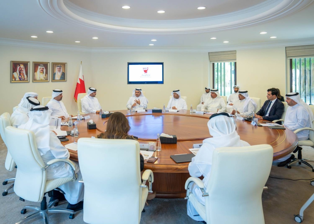 عيسى بن سلمان يزور وزارة شؤون البلديات والزراعة ووزارة الإعلام