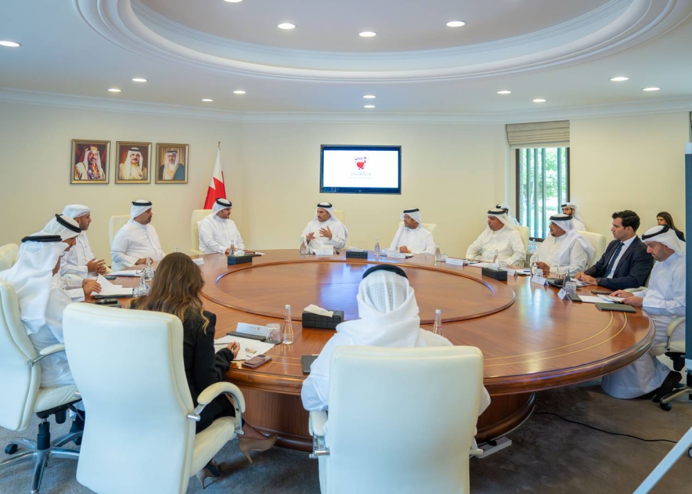 عيسى بن سلمان يزور وزارة شؤون البلديات والزراعة ووزارة الإعلام