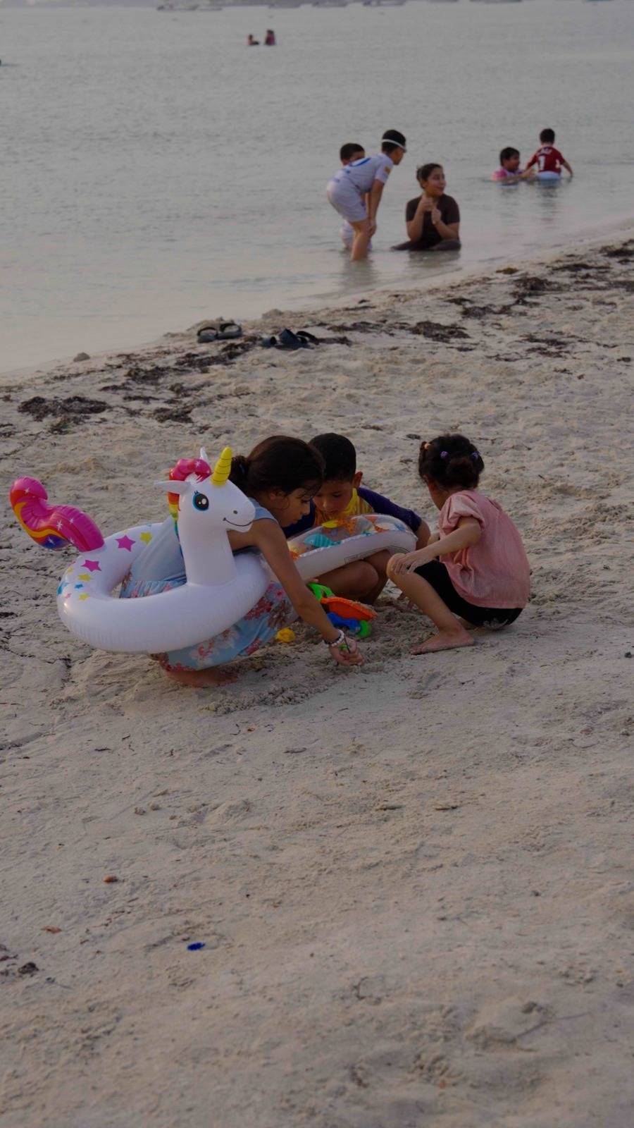 حرارة الصيف تدفع البحرينيين إلى الشواطئ ومطالبات بتحسين المرافق