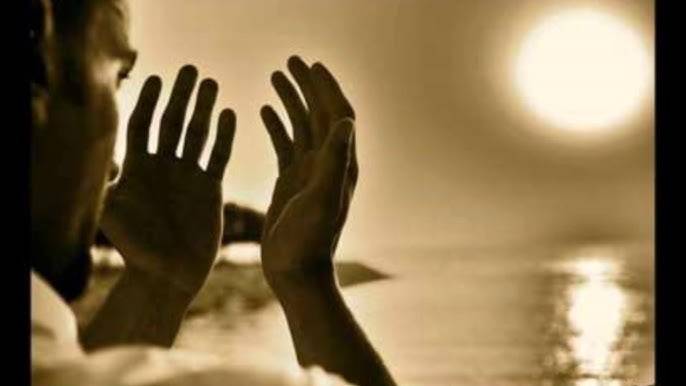 كيف أستغفر للميت وما هي الأعمال التي تصل إليه؟