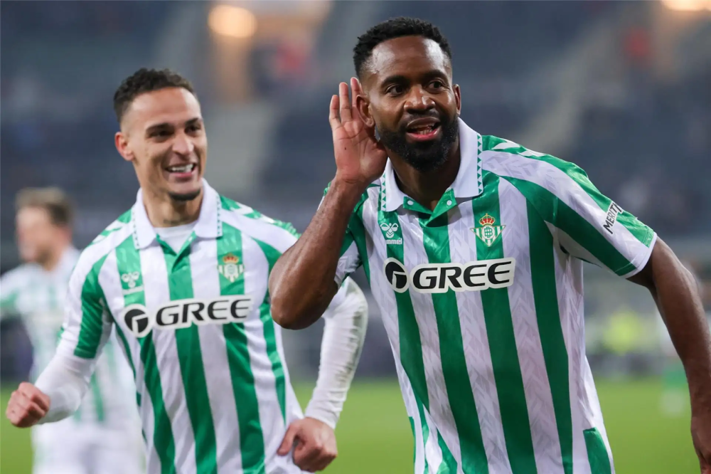 ثلاثي هجوم في تشكيل ريال بيتيس المتوقع ضد إلتشي بالدوري الإسباني