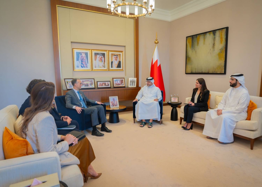 عيسى بن سلمان يستقبل سفير أمريكا لدى البحرين