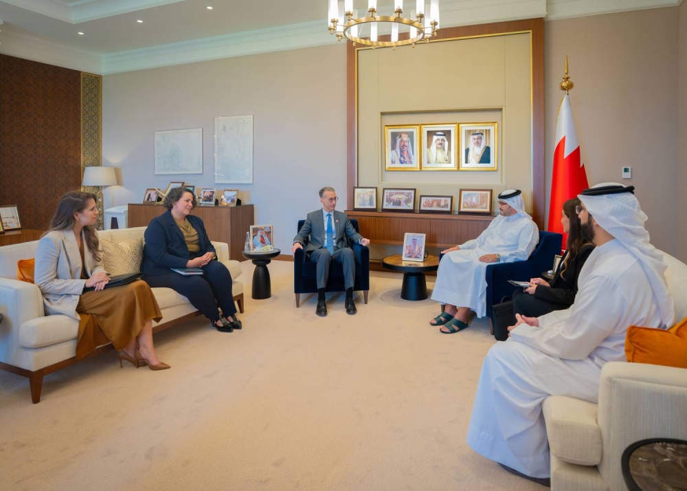 عيسى بن سلمان يستقبل سفير أمريكا لدى البحرين