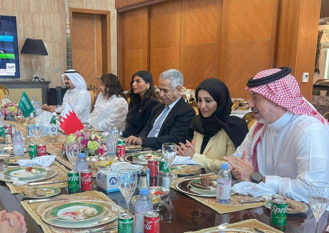 سفير خادم الحرمين الشريفين يقيم مأدبة غداء على شرف نخبة من الشخصيات البحرينية البارزة.
