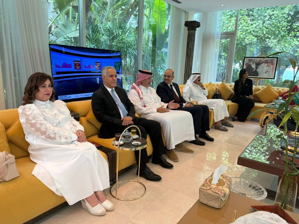 سفير خادم الحرمين الشريفين يقيم مأدبة غداء على شرف نخبة من الشخصيات البحرينية البارزة.