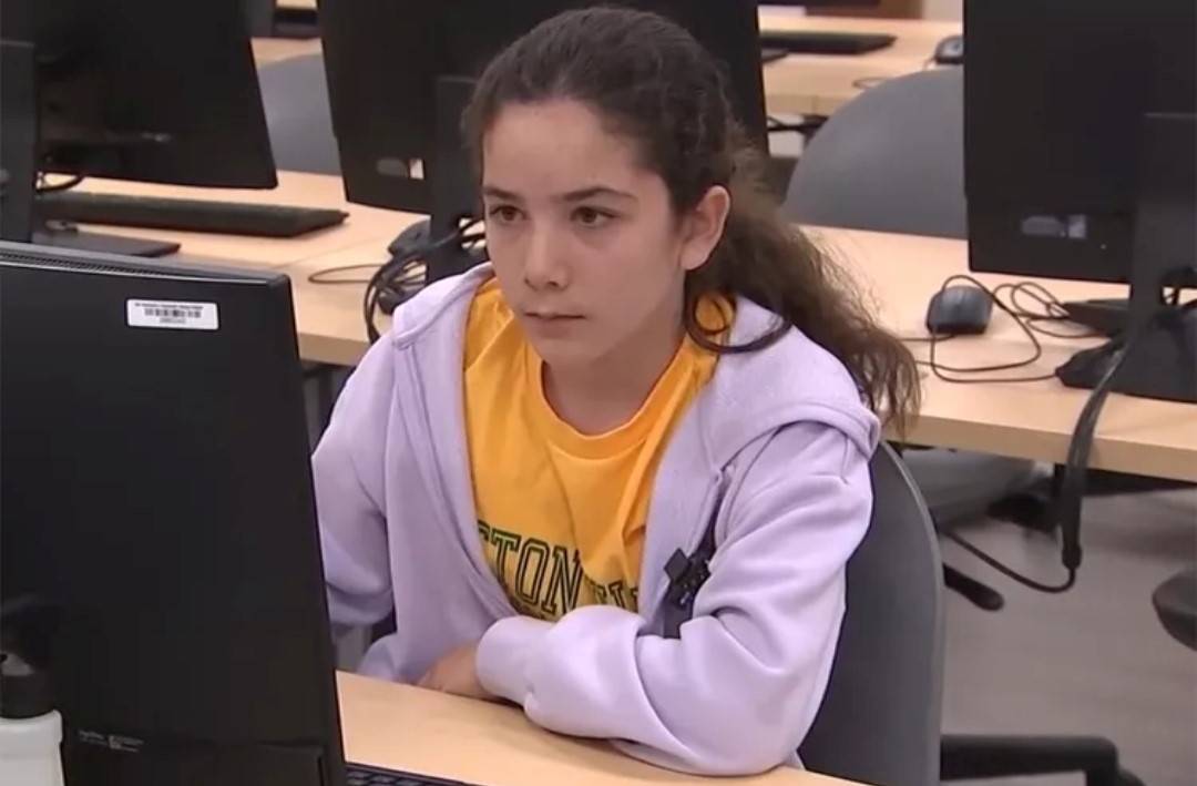 الطفلة المعجزة.. أليسا تنهي دراستها الجامعية بعمر الـ11 عامًا