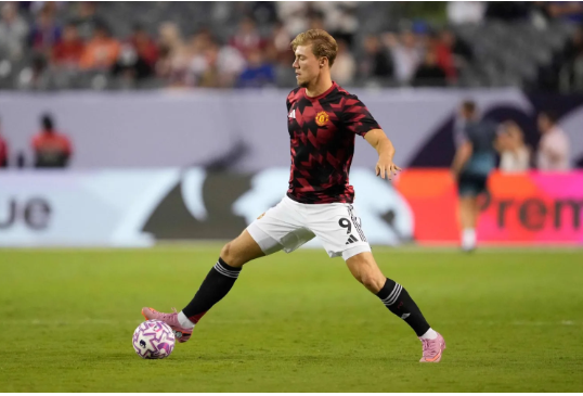 ميلان يدرس ضم راسموس هويلوند من مانشستر يونايتد