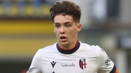 عودة أرون هيكي مدافع برينتفورد الإنجليزي إلى الملاعب بعد غياب طويل