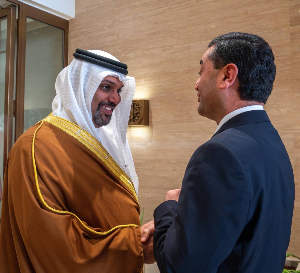 وزير المالية يلتقي وزير خارجية أوزبكستان ويؤكد على عمق العلاقات