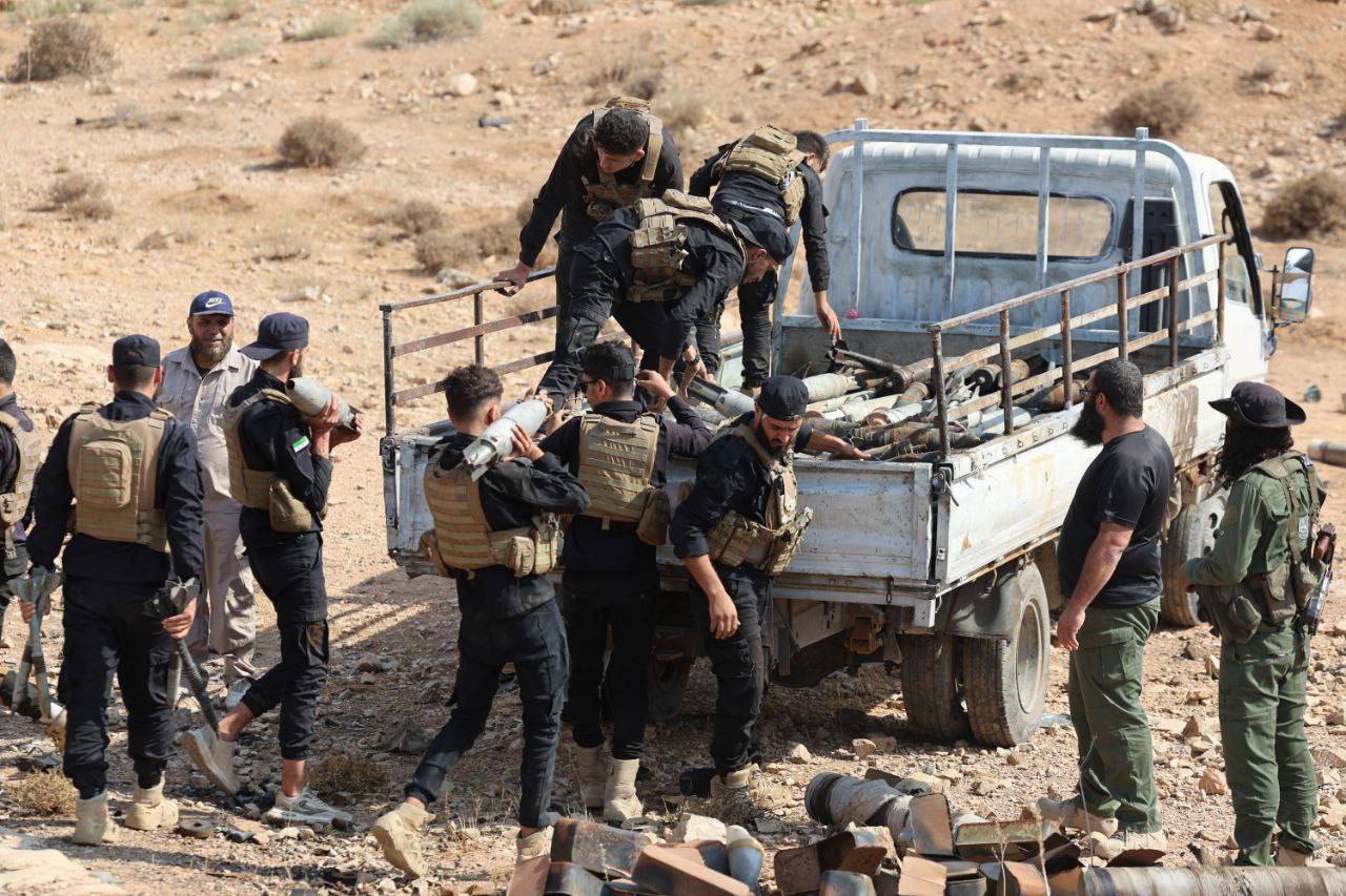 سوريا: الأمن الداخلي بحمص يضبط سيارة محمّلة بصواريخ غراد وذخائر معدة للتهريب