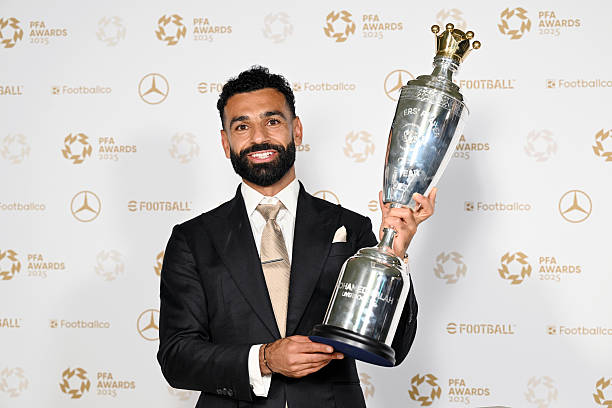 محمد صلاح يتفوق على أساطير البريميرليج بعد التتويج بجائزة الأفضل