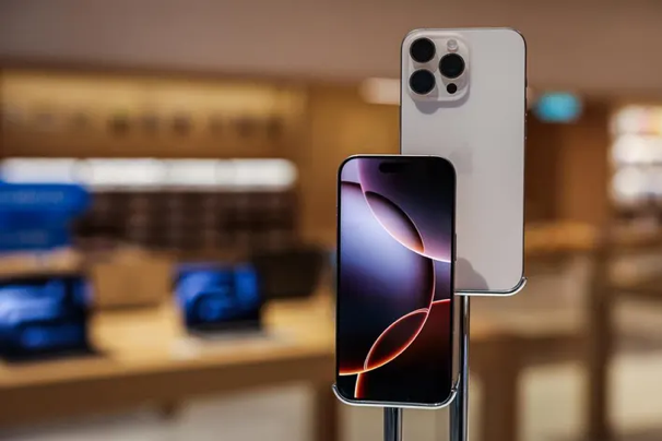 تسريبات iPhone 17 Pro Max: تصميم أخف وبطارية تتجاوز 5000 مللي أمبير