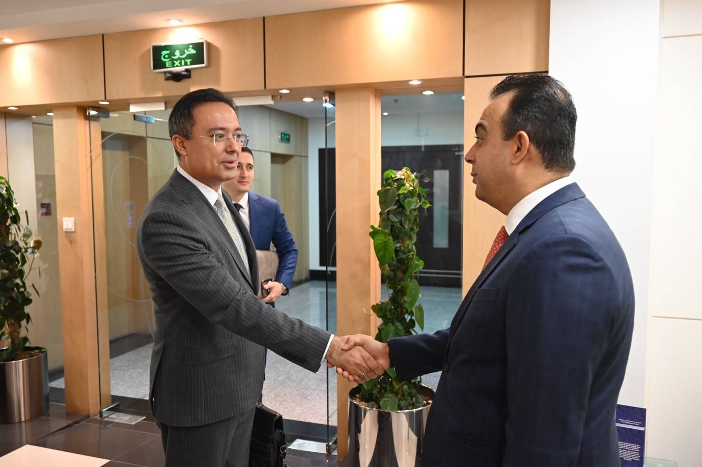 مسؤول من وزارة خارجية أوزبكستان يزور غرفة البحرين لتسوية المنازعات