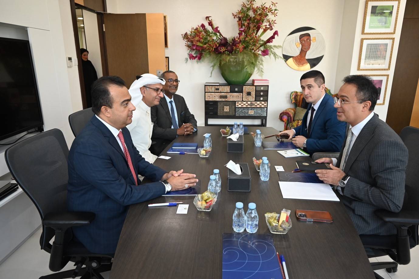 مسؤول من وزارة خارجية أوزبكستان يزور غرفة البحرين لتسوية المنازعات