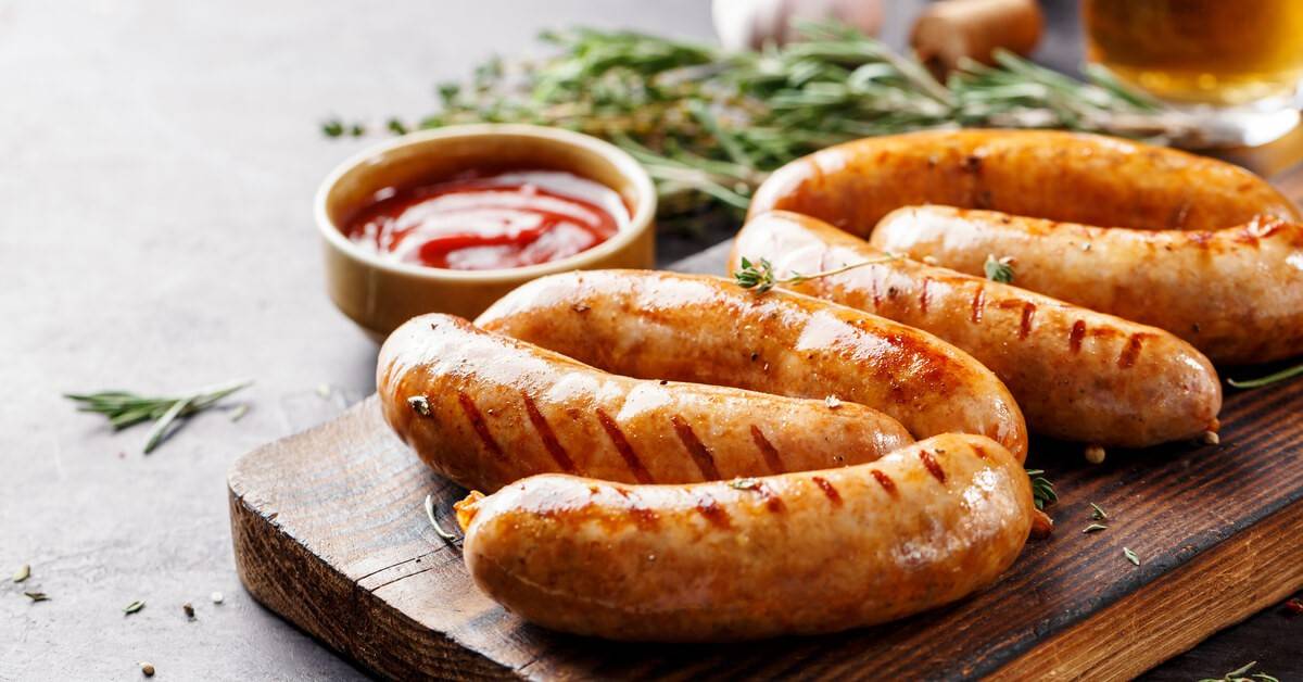 هل يمكن للحوامل تناول السجق بأمان؟