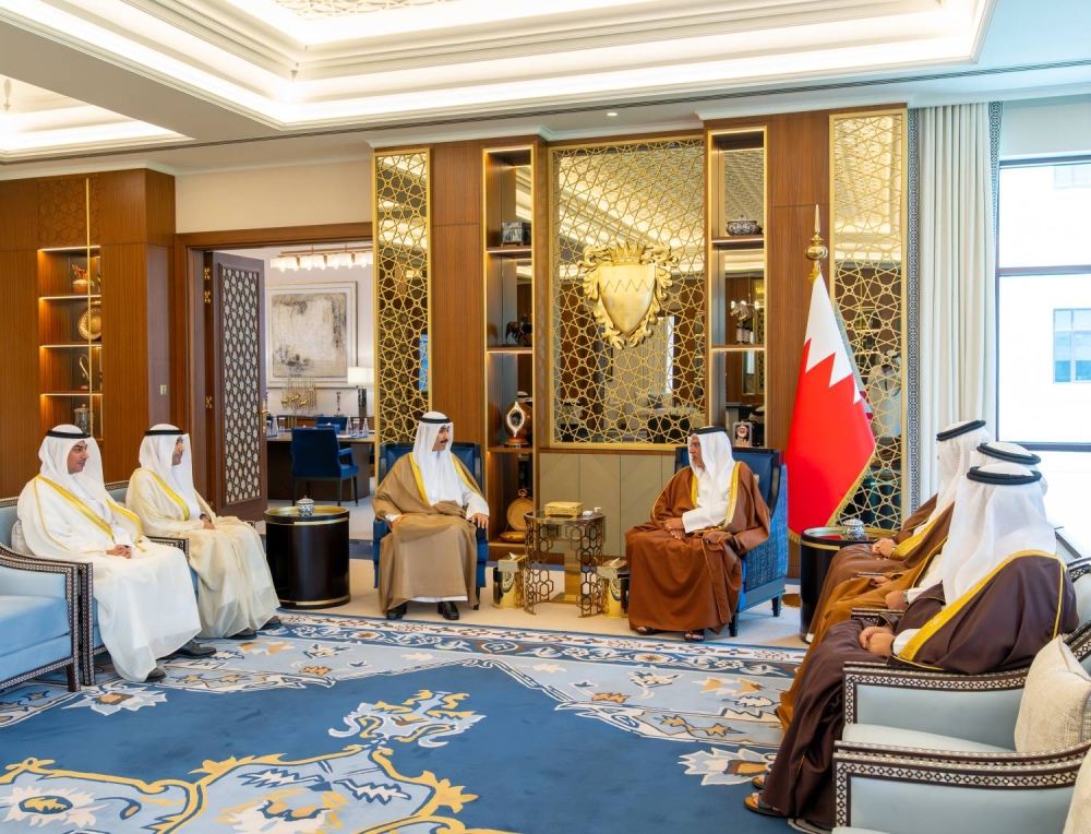 ولي العهد رئيس الوزراء يستقبل سفير الكويت لدى البحرين بمناسبة انتهاء فترة عمله