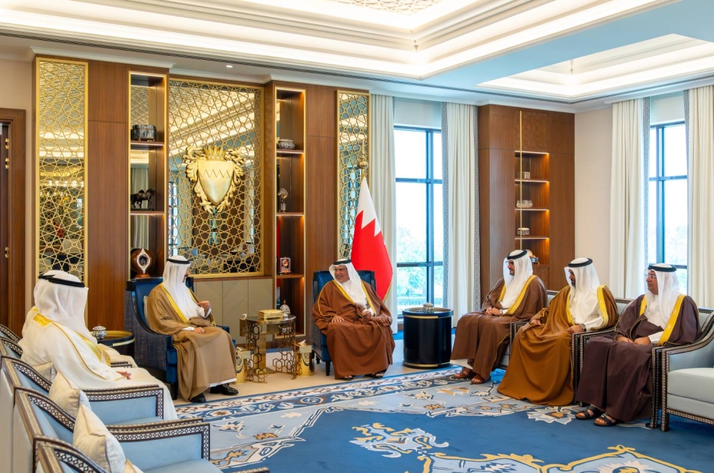 ولي العهد رئيس الوزراء يستقبل سفير الكويت لدى البحرين بمناسبة انتهاء فترة عمله
