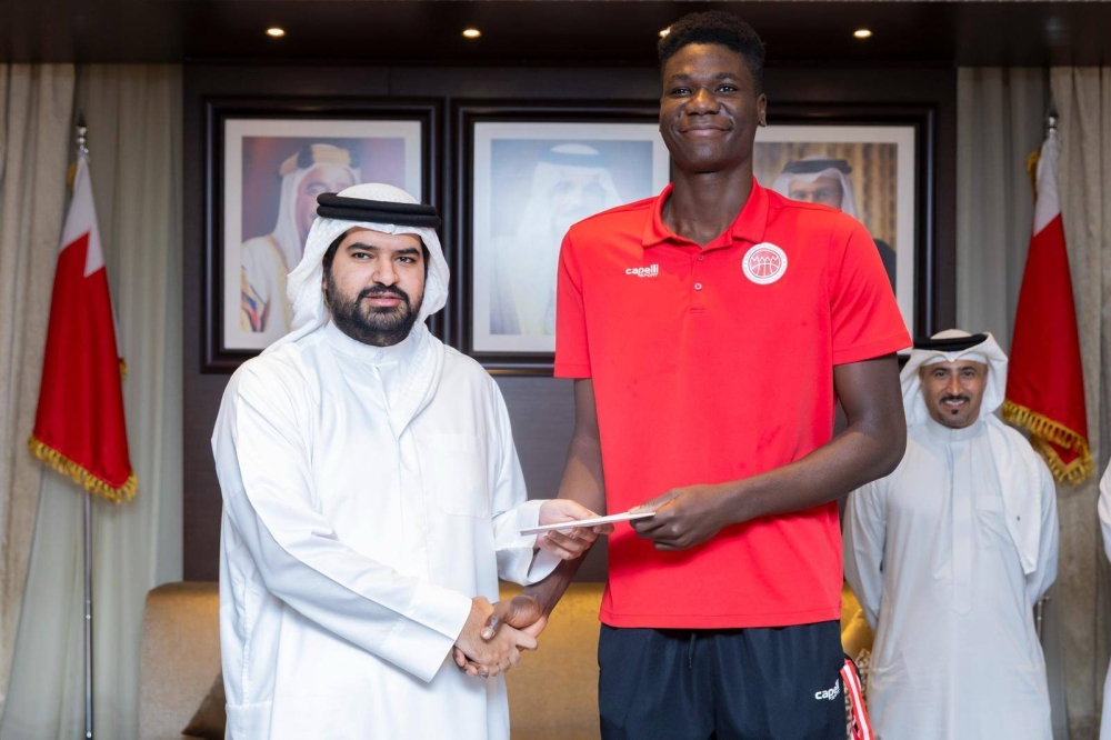 عيسى بن علي يستقبل منتخب ناشئي السلة بطل العرب