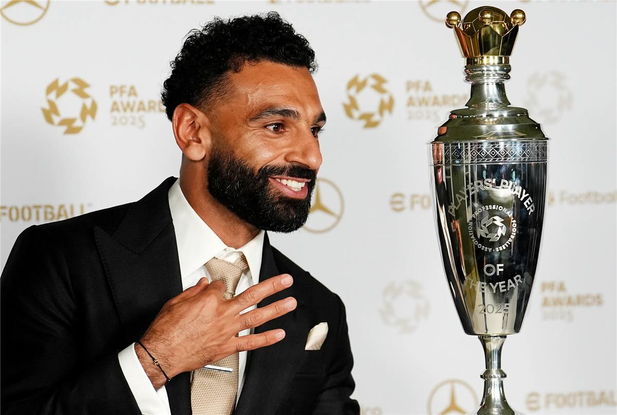محمد صلاح في تدريبات ليفربول مع جائزة أفضل لاعب في إنجلترا.. فيديو