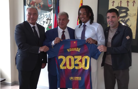 جول كوندي يمدد عقده مع برشلونة حتى 2030 بطموح أوروبي كبير