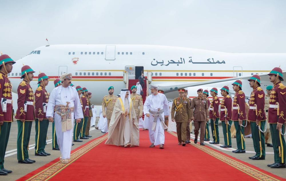 الملك يصل إلى صلالة في زيارة خاصة لسلطنة عمان الشقيقة